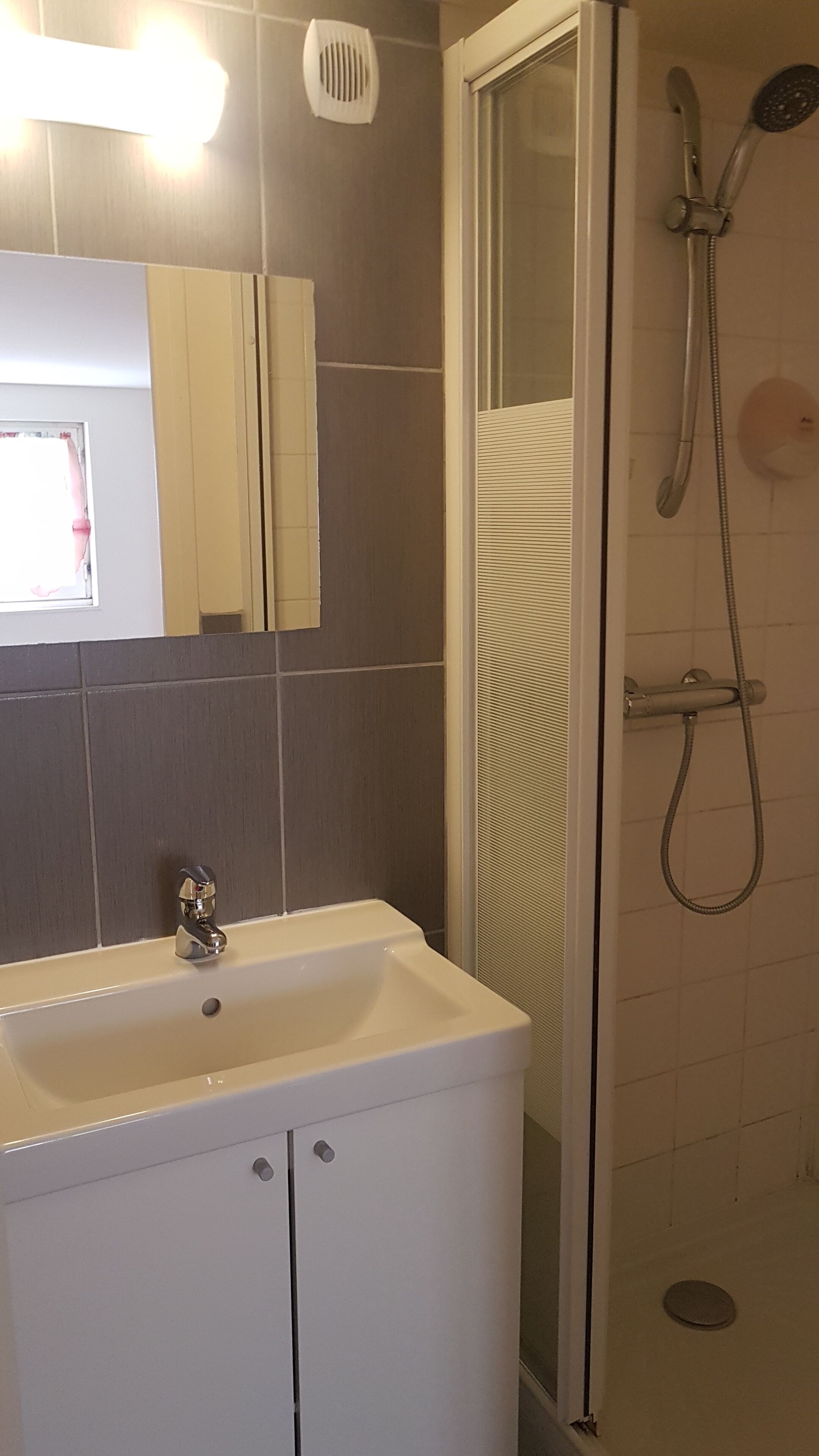 Douche, sèche-cheveux, serviettes fournies, savon