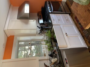 Microwave, oven, stovetop, dishwasher - Beautiful home in Midcoast Maine (Rockport)