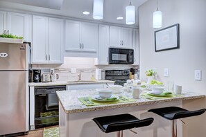 Frigorifero, microonde, forno, piano cottura