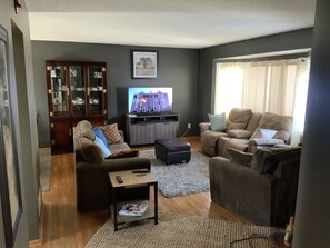 تلفزيون، مدفأة، تنس طاولة، مكتبة فيديو