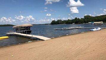 Ranta lähistöllä, aurinkotuoleja, rantapyyhkeitä