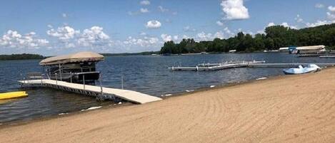 Playa en los alrededores, camastros y toallas de playa