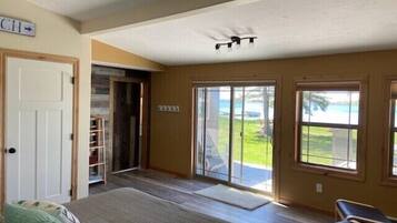 3 quartos, ferros/tábuas de passar roupa, berço de viagem