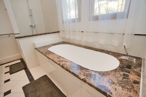Badewanne, Handtücher, Toilettenpapier