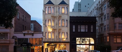 Façade de lâhĂ©bergement â soirĂ©e/nuit