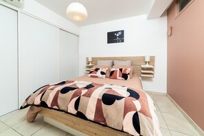 2 bedrooms, iron/ironing board, WiFi, bed sheets