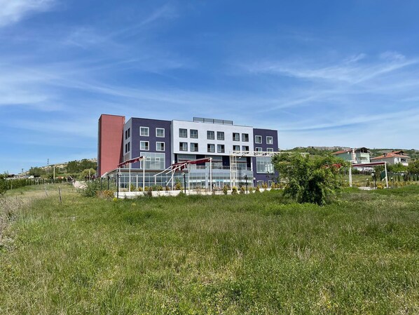 Un bâtiment moderne à plusieurs étages, doté de grandes fenêtres et d’un toit plat.