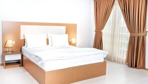 Minibar, escritorio y espacio para trabajar con laptop 