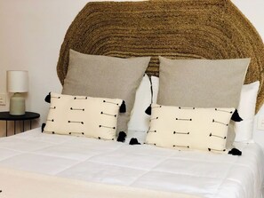 Unclassified image, 4 of 43, button