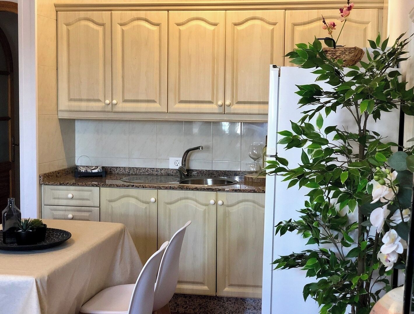 Coffee/tea maker, fridge, microwave, oven