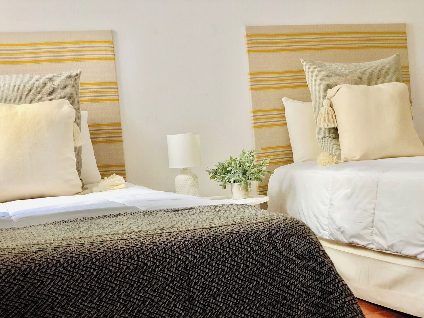 2 Schlafzimmer, laptopgeeigneter Arbeitsplatz, schallisolierte Zimmer