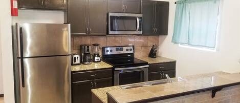 Réfrigérateur, micro-ondes, four, plaque de cuisson