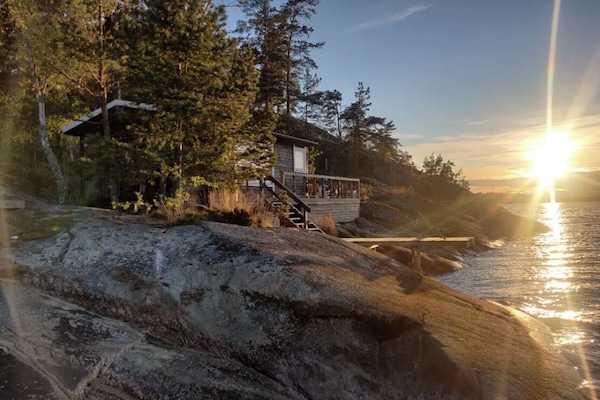 Panoramic views: Witness sunrises and sunsets from your window all year round