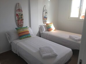 2 slaapkamers, een strijkplank/strijkijzer, beddengoed