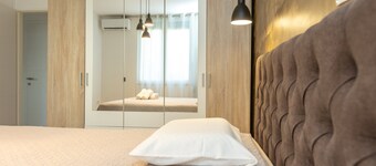 Deluxe Apartment near Bridge