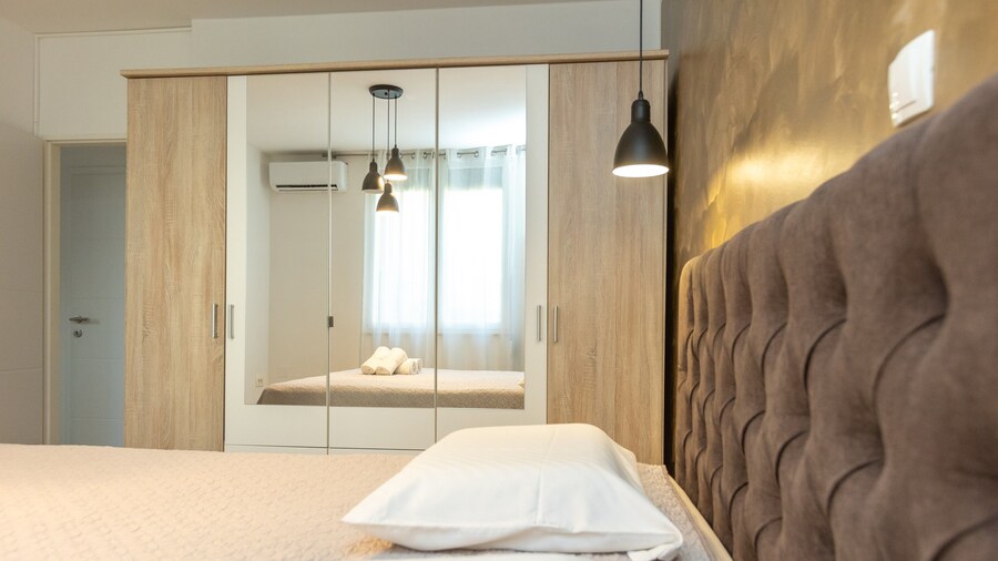 Deluxe Apartment near Bridge