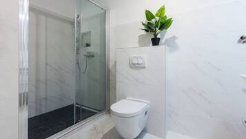 Apartment, 1 Bedroom | Bathroom | Hair dryer, towels, soap, toilet paper