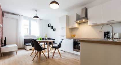 Deluxe Apartment near Bridge