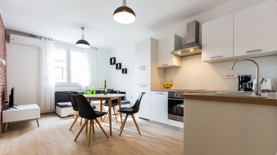 Deluxe Apartment near Bridge