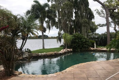 Lakefront Artist's Loft - Relax in Luxury!