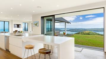 Casa de lujo, 4 habitaciones, vista al mar | Cocina privada | Refrigerador con congelador, microondas, horno y parrilla de estufa