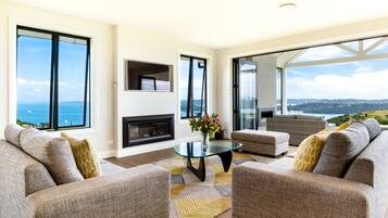 Casa de lujo, 4 habitaciones, vista al mar | Área de sala de estar | Televisión de pantalla plana