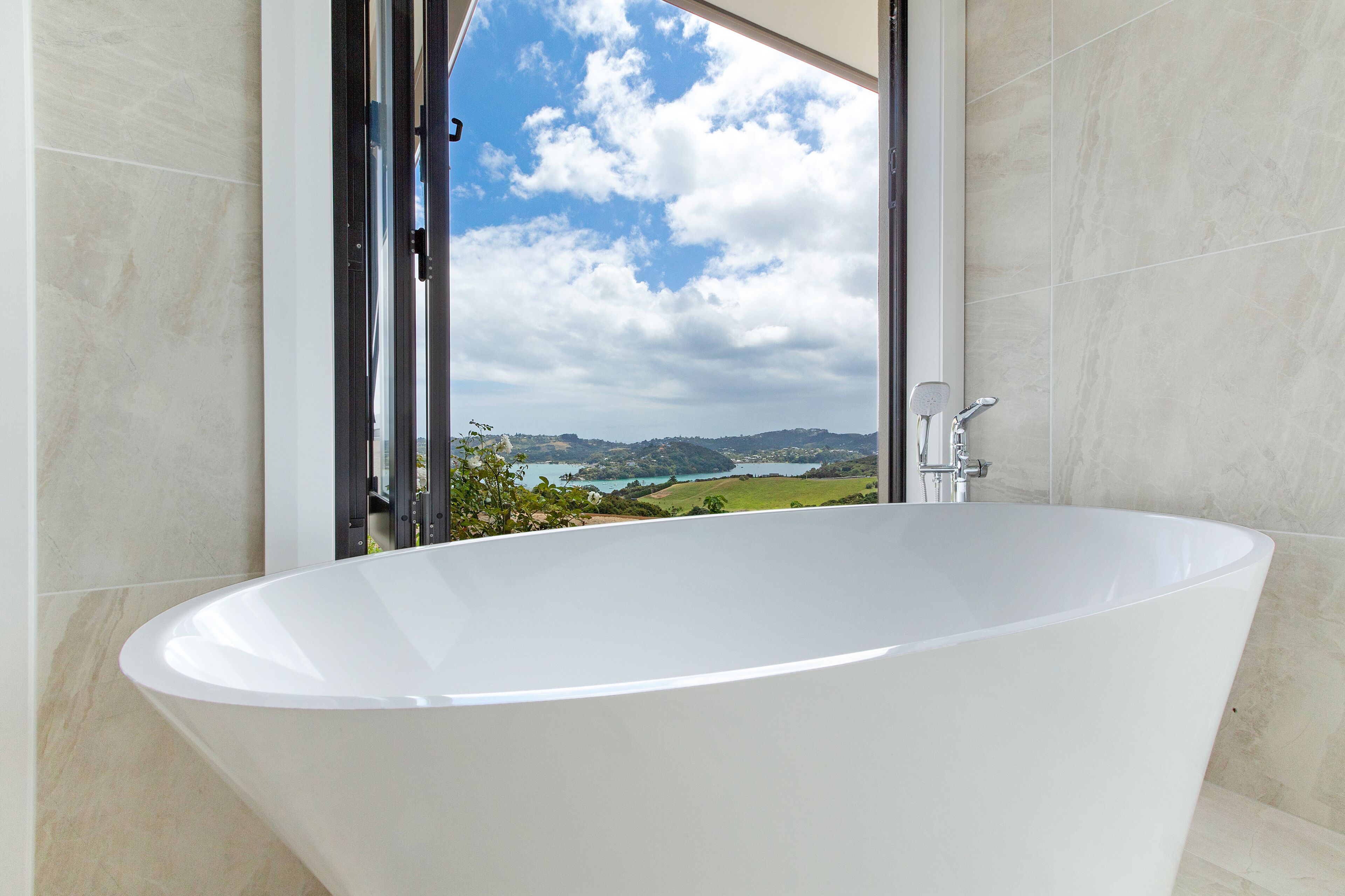 Luxury House, 4 Bedrooms, Sea View | Deep-soaking bathtub