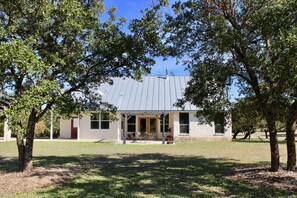 Exterior - Home in a urban country setting, ideal anytime of the year Retreat (San Antonio)