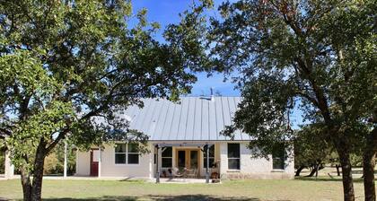 Home in a urban country setting, ideal anytime of the year Retreat