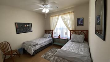 3 habitaciones, tabla de planchar con plancha y cuna de viaje