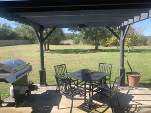 Outdoor dining - Home in a urban country setting, ideal anytime of the year Retreat (San Antonio)