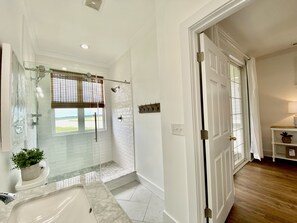 Bathtub, jetted tub, hair dryer, towels - Waterfront Property with Million Dollar Sunset Views!! (Fripp Island)