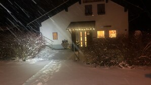 A snow-covered pathway leading to a building with a sign reading "Wirtshaus". - Cozy 3-star vacation home, quiet and close to nature for 4 people / 2 bedrooms (Zwiesel)