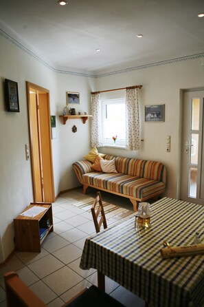 TV, livros, biblioteca musical