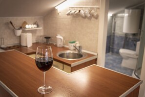 Kühlschrank, Ofen, Wasserkocher, Kochgeschirr/Geschirr/Besteck