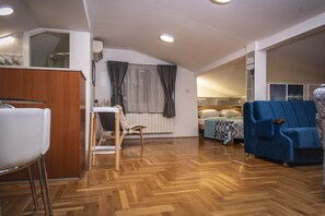 1 habitación, tabla de planchar con plancha, wifi y ropa de cama 