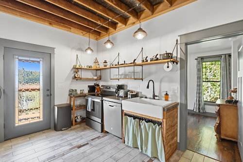 Brown Co, Hot Tub, King Bed, Sleeps 10, Bumper Pool, 5 Smart TVs Firepit, Grill