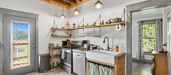 Brown Co, Hot Tub, King Bed, Sleeps 10, Bumper Pool, 5 Smart TVs Firepit, Grill