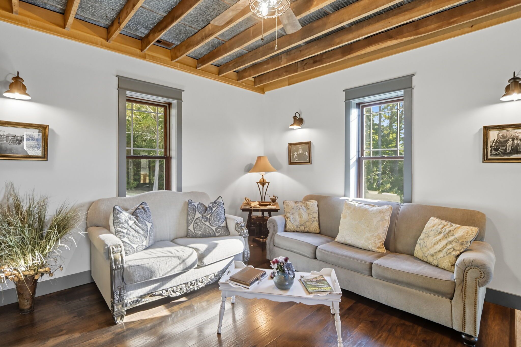 Smart-tv, pejs, dvd-afspiller, bøger