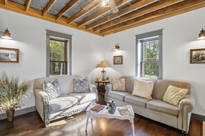 Smart-tv, een open haard, een dvd-speler en boeken