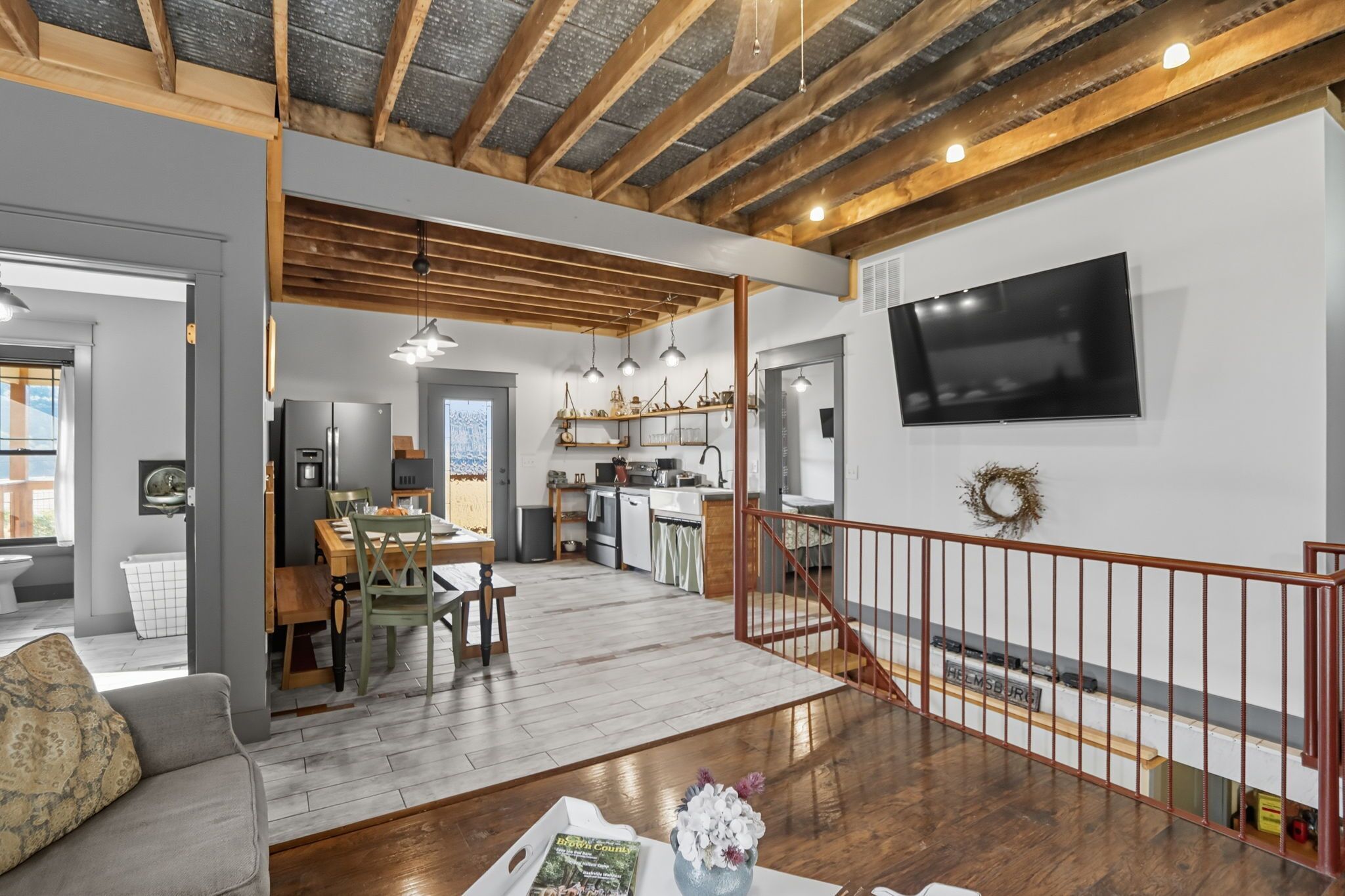 Smart-TV, Kamin, DVD-Player, Bücher