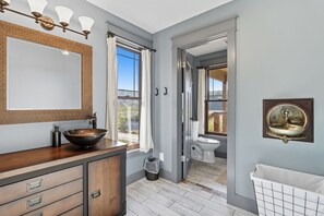 Combined shower/bathtub, hair dryer, towels, soap - Brown Co, Hot Tub, King Bed, Sleeps 10, Bumper Pool, 5 Smart TVs Firepit, Grill (Morgantown)