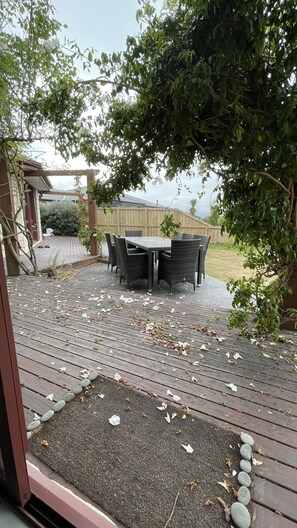 Outdoor dining - Large modern home with mountain view (Kaikoura)