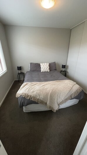 4 bedrooms, iron/ironing board, free WiFi, bed sheets - Large modern home with mountain view (Kaikoura)