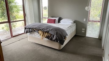 4 bedrooms, iron/ironing board, free WiFi, bed sheets