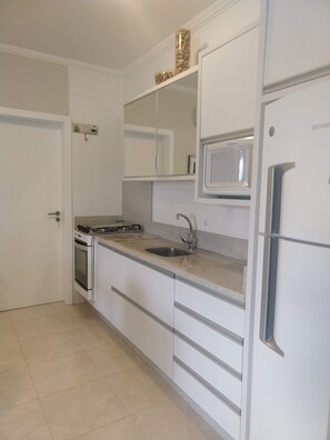 Fridge, microwave, oven, stovetop - Campbells Guesthouse (Ingleses Norte)