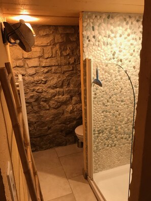 Sèche-cheveux, serviettes fournies, savon, papier toilette