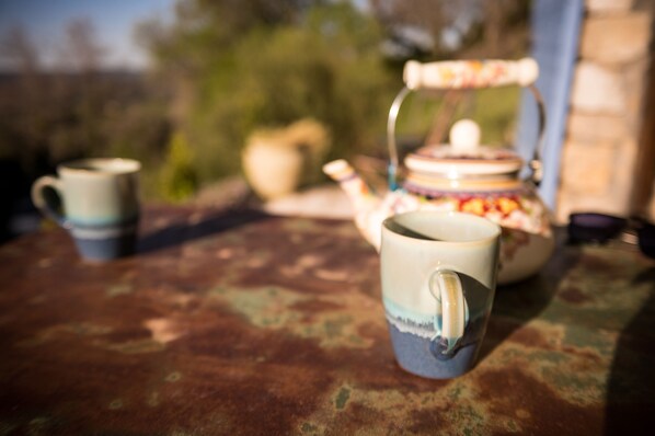 A rustic table with a teapot and two cups, set outdoors with a blurred background. - Charming sheepfold Haut Var (Bargème)