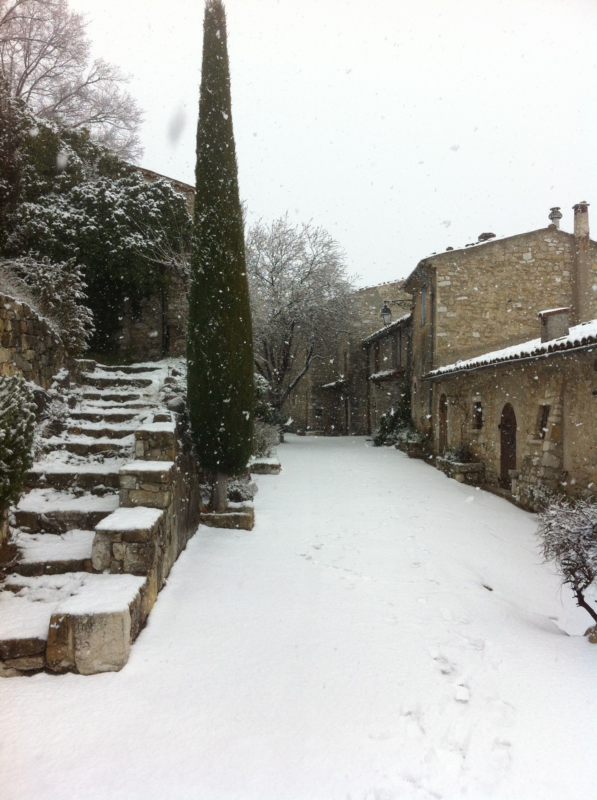 allée principale du village de Bargème sous la neige
