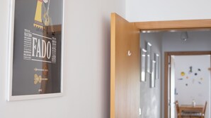 Una puerta que da a una habitación con un cartel enmarcado en la pared.
